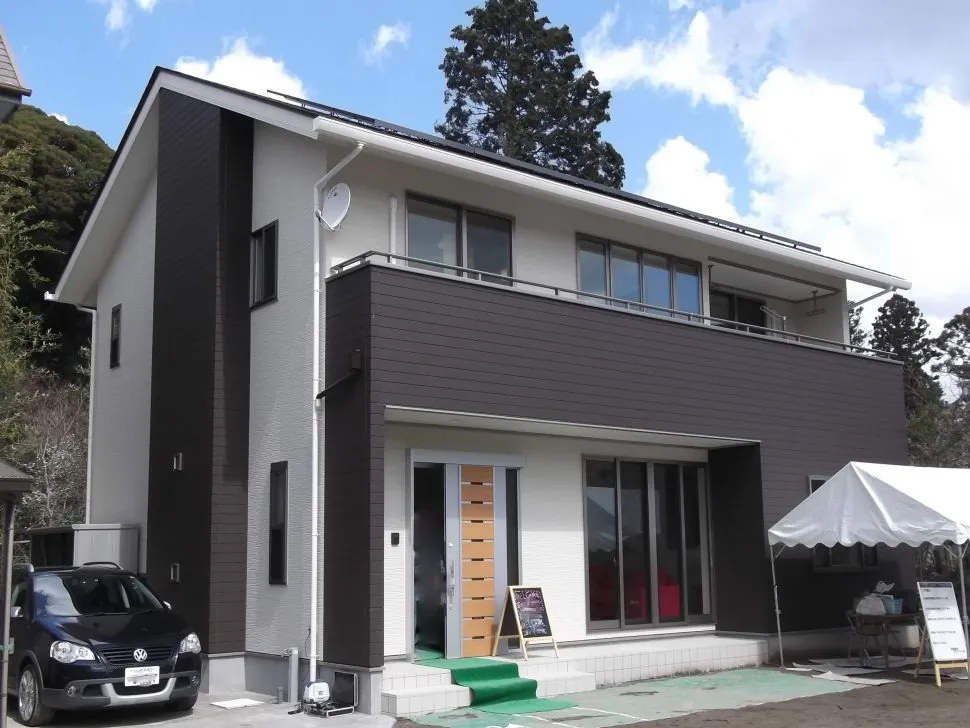 無垢のフローリングの自然素材住宅 太陽光発電の家：夷隅郡大多喜町