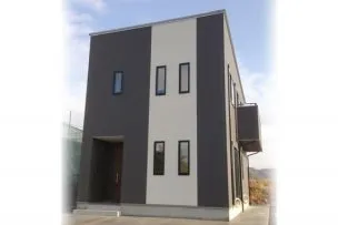 シンプルモダン住宅 外観のコントラストが印象的な住まい：夷隅郡大多喜町