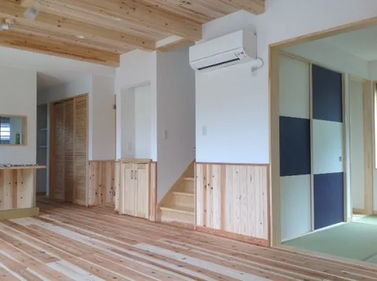 自然素材住宅 無垢材の腰壁と床であたたかみある住まいに：長生郡
