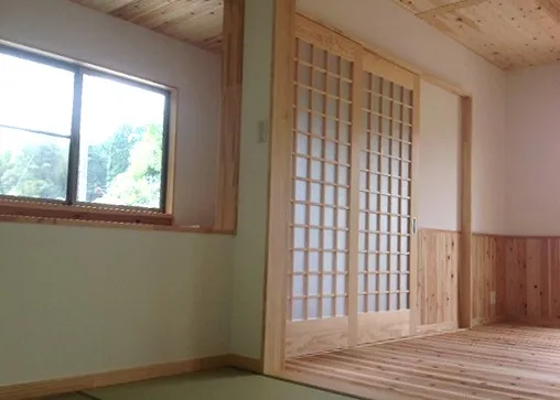 和室 - 和室から並んだ扉は木材の格子状扉で採光が豊かに入ります。 自然素材のやわらかさに包まれる空間です。